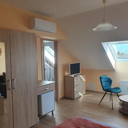 Zeleny Strom Konukevi 3*
